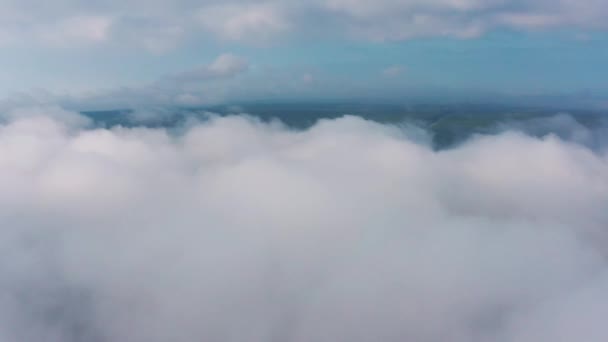 Flyr over kjedelige hvite skyer – stockvideo