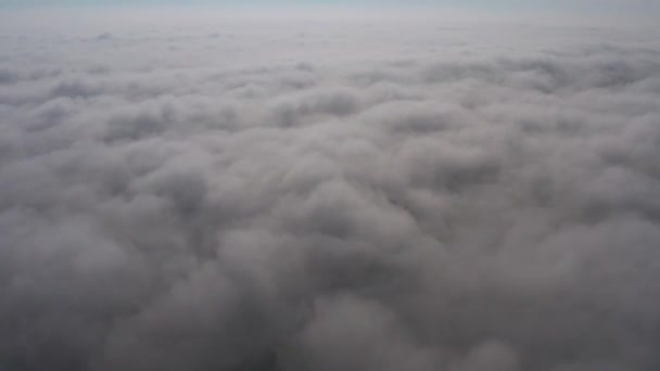 Luchtfoto van de lucht en wolken waar de camera in vliegt — Stockvideo