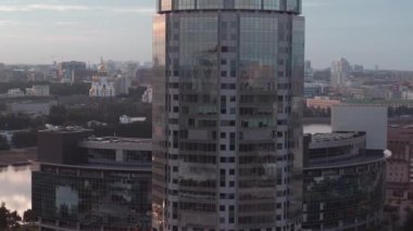 Şehir merkezindeki modern bir iş merkezinin havadan görünüşü