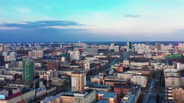 Luchtfoto van een lege stad tijdens een pandemie — Stockvideo