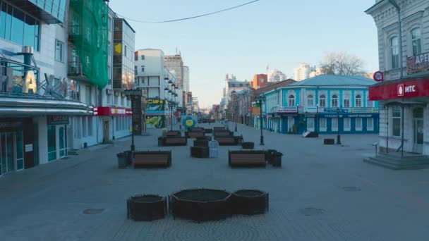 Повітряний вид на порожні вулиці під час пандемії Yekaterinburg Vayner Street 2020 15 березня — стокове відео