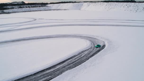 Vue aérienne d'une voiture de course lors d'un rallye sur glace — Video