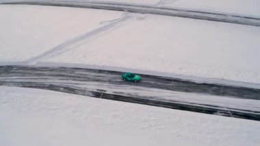 Buz mitingindeki yarış arabasının hava görüntüsü.