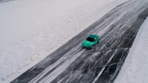 Luchtfoto van een raceauto op een ijsrally — Stockvideo