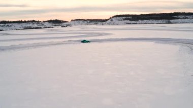 Buz mitingindeki yarış arabasının hava görüntüsü.