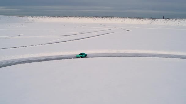 Vista aérea de un coche de carreras en un rally de hielo — Vídeo de stock