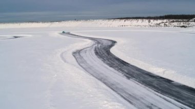 Buz mitingindeki yarış arabasının hava görüntüsü.