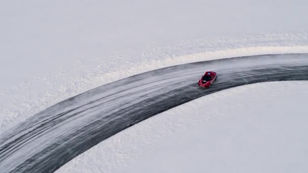 Luchtfoto van een raceauto op een ijsrally — Stockvideo