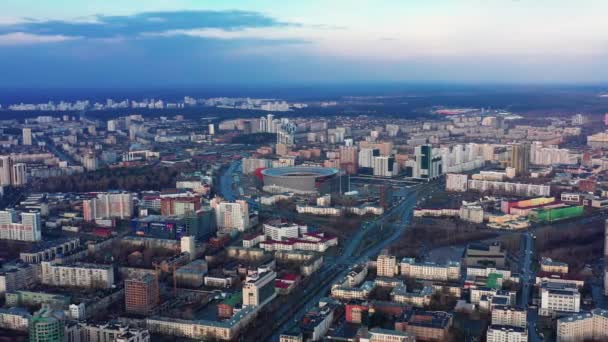 Вид с воздуха на пустой город во время пандемии — стоковое видео
