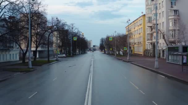 Luchtfoto van een lege stad tijdens een pandemie — Stockvideo