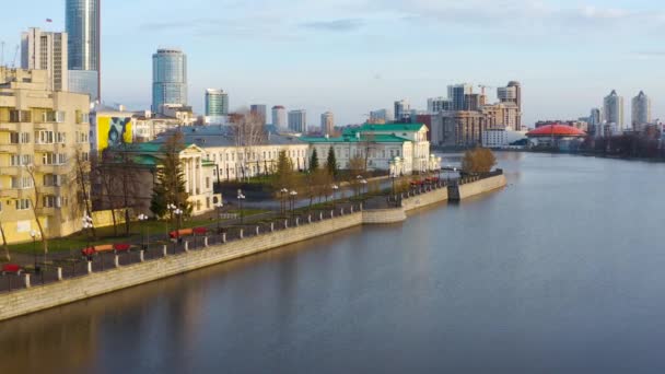 Пустая городская набережная во время пандемии — стоковое видео