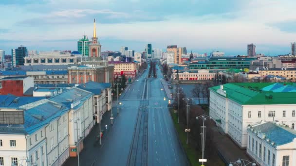 Luchtfoto van een tram die door een lege stad rijdt tijdens een pandemie — Stockvideo