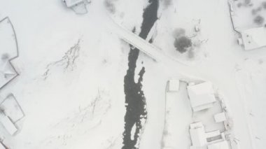 Nehrin havadan görüntüsü, köyün ortasında buz var.