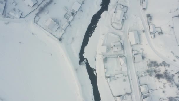 Veduta aerea del fiume con ghiaccio al centro del villaggio — Video Stock