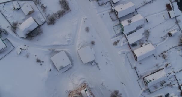 Plan du haut du village dans la neige en hiver sur le bord d'une rivière gelée — Video