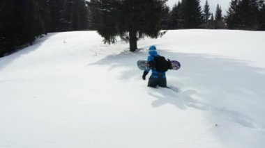 Gün batımında köyün yakınındaki bir snowboard 'un hava manzarası.