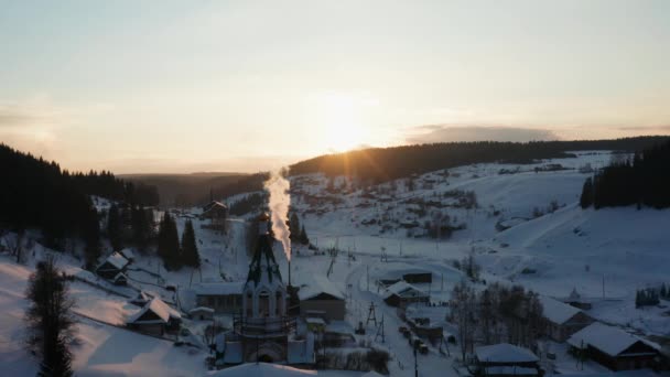 Widok z lotu ptaka na wieś o zachodzie słońca w zimie z jasnym słońcem — Wideo stockowe