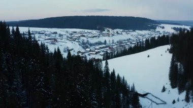 Kışın gün batımında parlak güneşle köyün hava manzarası