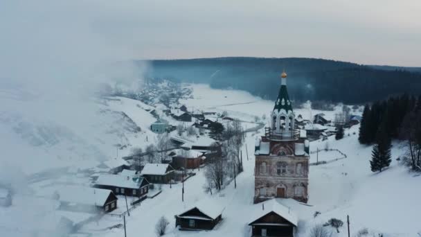 Légi kilátás füst érkező kályhák faházak a faluban télen — Stock videók