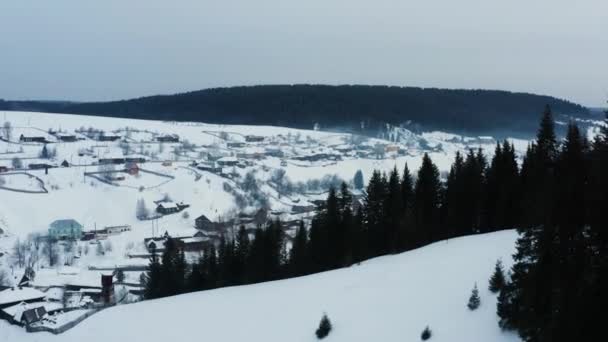 Flygfoto av rök kommer från kaminer i trähus i byn på vintern — Stockvideo