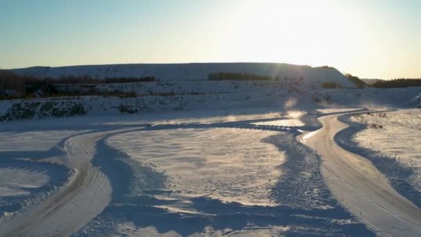 Vista aérea de un rally sobre hielo en una pista nevada — Vídeos de Stock