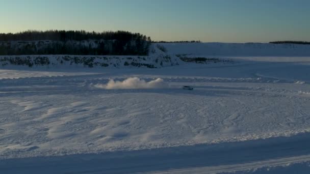 Luchtfoto van een ijsrally op een besneeuwde baan — Stockvideo