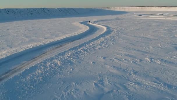 Karlı bir yolda bir buz rallisinin havadan görünüşü — Stok video