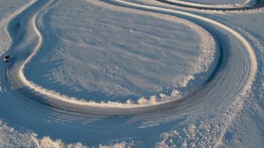 Karlı bir yolda bir buz rallisinin havadan görünüşü