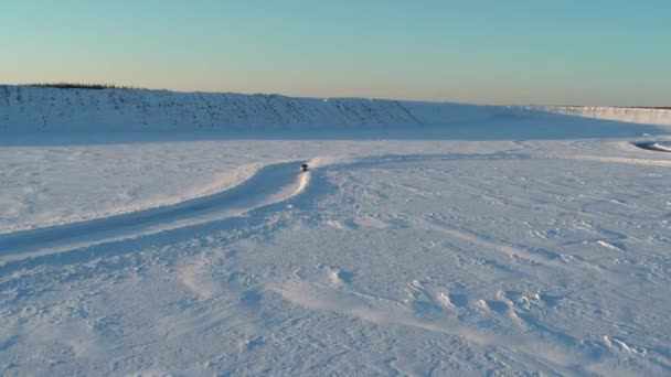 雪上トラック上の氷の集会の空中ビュー — ストック動画