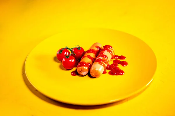 Würstchen Sauce Mit Kirschtomaten Auf Gelbem Teller Großaufnahme Appetitliche Frankfurter — Stockfoto