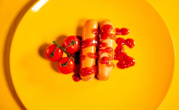 Würstchen Sauce Mit Kirschtomaten Auf Gelbem Teller Großaufnahme Appetitliche Frankfurter — Stockfoto
