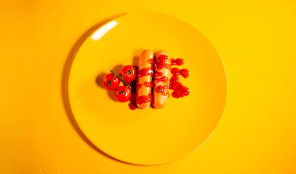 Würstchen Sauce Mit Kirschtomaten Auf Gelbem Teller Großaufnahme Appetitliche Frankfurter — Stockfoto