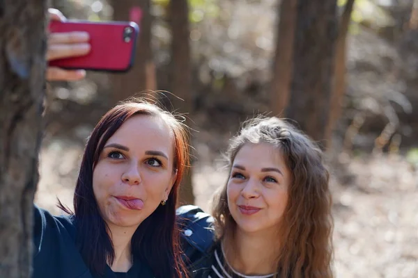 Nahaufnahme Von Jungen Frauen Die Ein Selfie Mit Dem Smartphone — Stockfoto