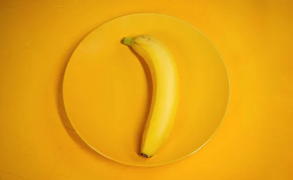 Banane Auf Einem Gelben Teller Gelbe Banane Auf Gelbem Hintergrund — Stockfoto