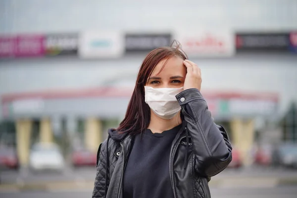 Mujer Joven Con Máscara Médica Mira Hacia Otro Lado Pie — Foto de Stock
