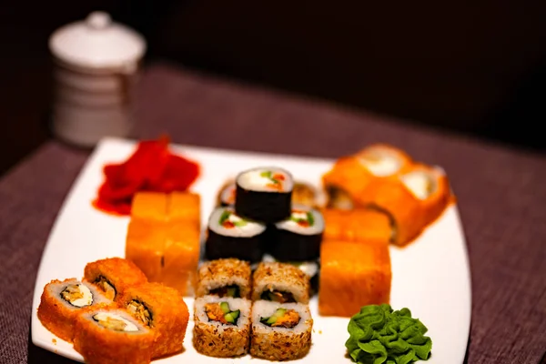 Servire Sushi Appetitoso Piatto Bianco Caffè Primo Piano Set Gustosi — Foto Stock