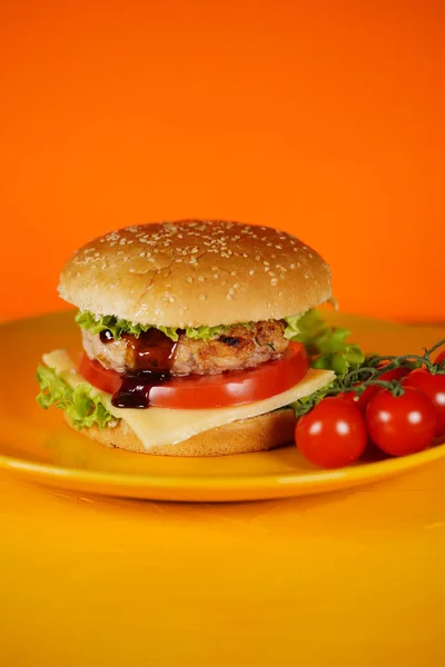 Hambúrguer Sanduíche Delicioso Hambúrguer Sanduíche Com Carne Queijo Legumes Frescos — Fotografia de Stock