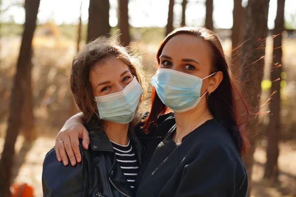 Две Молодые Женщины Медицинских Масках Смотрят Камеру Лесу Крупный План — стоковое фото
