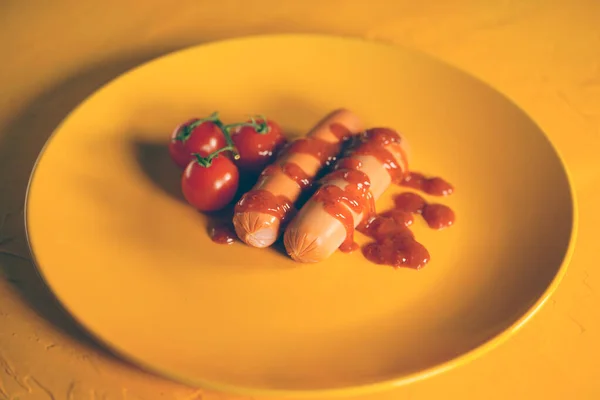 Primo Piano Salsicce Salsa Con Pomodorini Piatto Giallo Frankfurters Appetitosi — Foto Stock