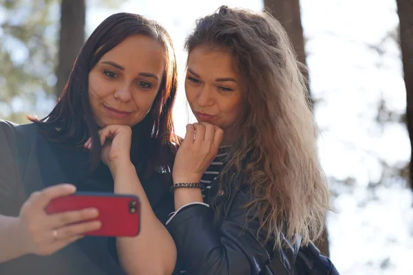 Nahaufnahme Von Jungen Frauen Die Ein Selfie Mit Dem Smartphone — Stockfoto
