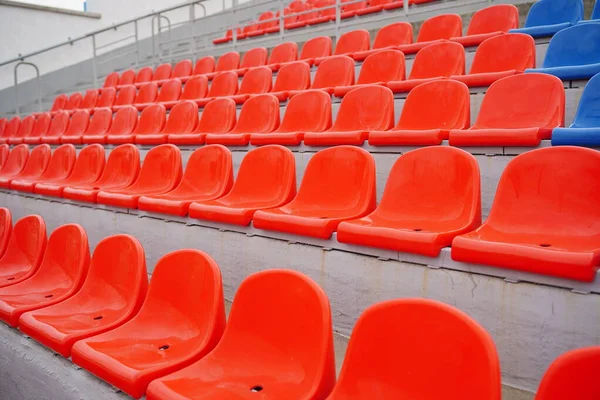 Відбілювачі Спортивному Стадіоні Червоно Сині Сидіння Великому Вуличному Стадіоні — стокове фото