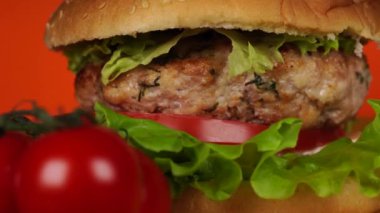 Hamburger veya sandviç. Etli, peynirli ve taze sebzeli lezzetli sandviç hamburgeri. Hamburger ya da sandviç kahvaltı ya da öğle yemeği için popüler bir fast food. Sulu çizburger..