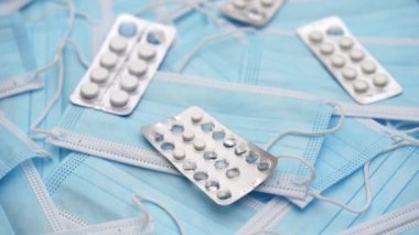 Koruyucu tıbbi maskelerin ve çeşitli tabletlerin çoğulculuğunu kapat. Tıbbi su toplamalı tıbbi maskelerin dokusu. Hastalıklardan korunma kavramı