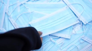 Koruyucu tıbbi maskelerin ve çeşitli tabletlerin çoğulculuğunu kapat. Tıbbi su toplamalı tıbbi maskelerin dokusu. Hastalıklardan korunma kavramı