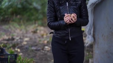 Dişiler kabukta toplanmış fındık taşır. Tanınmayan bir kadın elinde cevizlerle sandığa girer. Bahçe hasadı kavramı.
