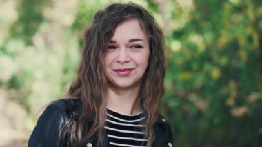 Tahtada poz veren çekici genç bir kadına yakın çekim. Ormanda dikilirken kameraya çekilen büyüleyici kadın..