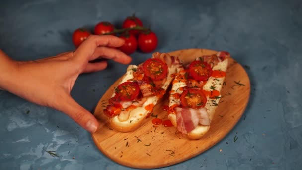 Close Van Smakelijke Bruschetts Met Gesmolten Kaas Spek Kerstomaten Dille — Stockvideo