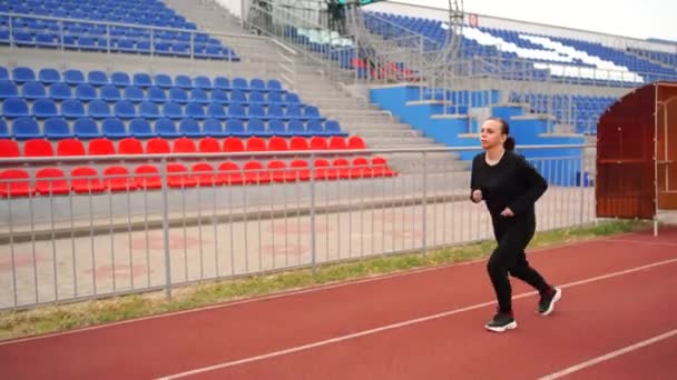 Una Donna Attiva Allo Stadio Giovane Vestibilità Femminile Abbigliamento Sportivo — Video Stock