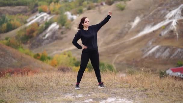 Mujer Joven Haciendo Calentamiento Terreno Montañoso Mujer Adulta Ropa Casual — Vídeos de Stock