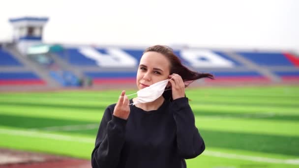 Giovane Donna Maschera Medica Che Riscaldamento Allo Stadio Donna Adulta — Video Stock